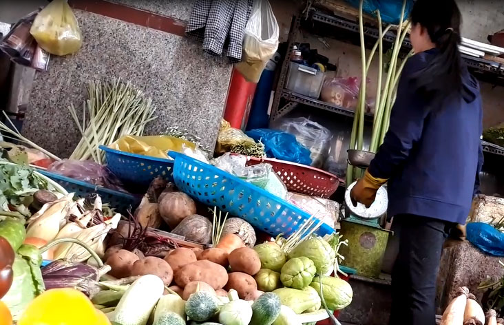 Khoai tây TQ bán tại chợ Lớn (Q.5) được giới thiệu “hàng chính gốc Đà Lạt” Ảnh: Trần Tiến