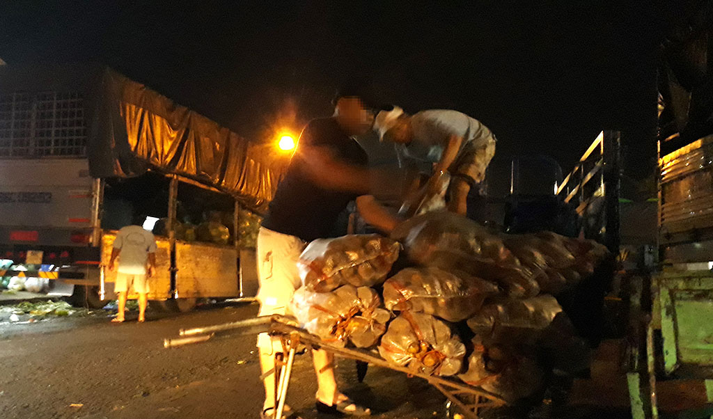 Bốc khoai tây TQ vận chuyển vào sạp chợ đầu mối nông sản Thủ Đức Ảnh: Tiểu Thiên