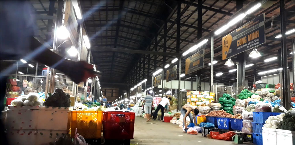 Khoai tây từ nhiều nơi được đưa về tập kết tại chợ Bình Điền (Q.8) Ảnh: Trần Tiến