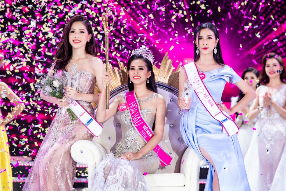 Hoa hậu Trần Tiểu Vy bên cạnh hai Á hậu là Bùi Phương Nga và Nguyễn Thị Thúy An Ảnh: Phương Thoại
