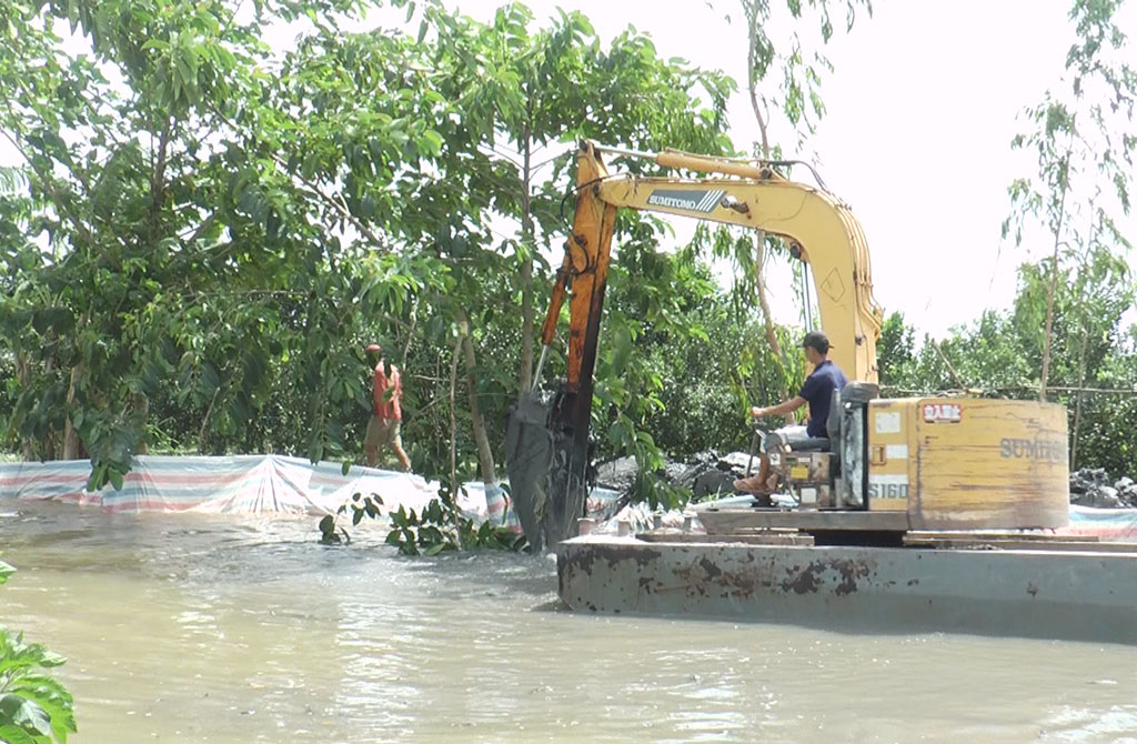 Nhà vườn Lai Vung múc đất đắp đê cao hơn để chống lại lũ tràn vào Ảnh: Phúc Hiền