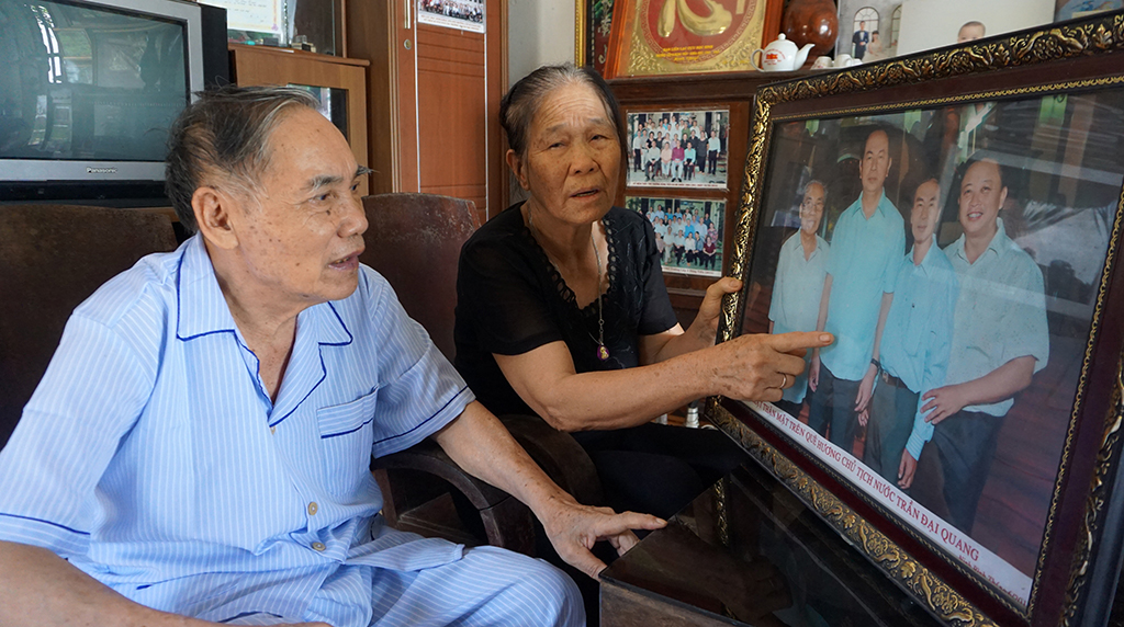 Vợ chồng thầy giáo Lê Kim Toàn bên bức ảnh chụp lưu niệm với Chủ tịch nước Trần Đại Quang ẢNH: M.HẢI