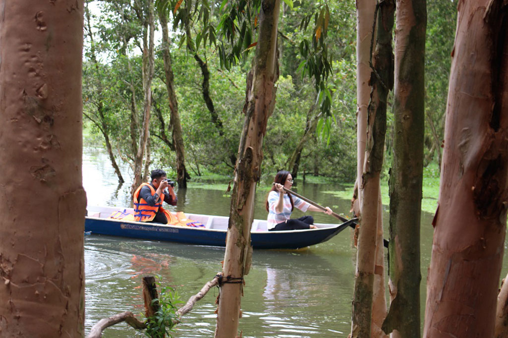Đôi nam nữ cùng nhau thăm thú rừng tràm và chèo thuyền ẢNH: TẤN HIỆP 
