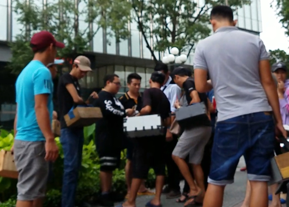 Nhóm đánh giày và hàng rong đang vây nhóm du khách Thái Lan vòi tiền