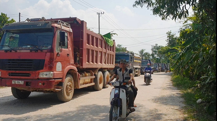  Lưu lượng xe tải khá lớn trên tỉnh lộ 16