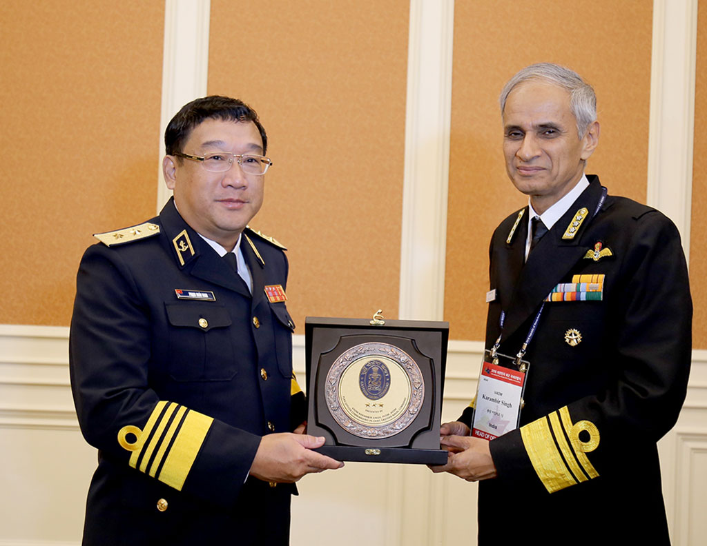 Phó Đô đốc Karambir Singh tặng Phó Đô đốc Phạm Hoài Nam biểu trưng Hải quân Ấn Độ