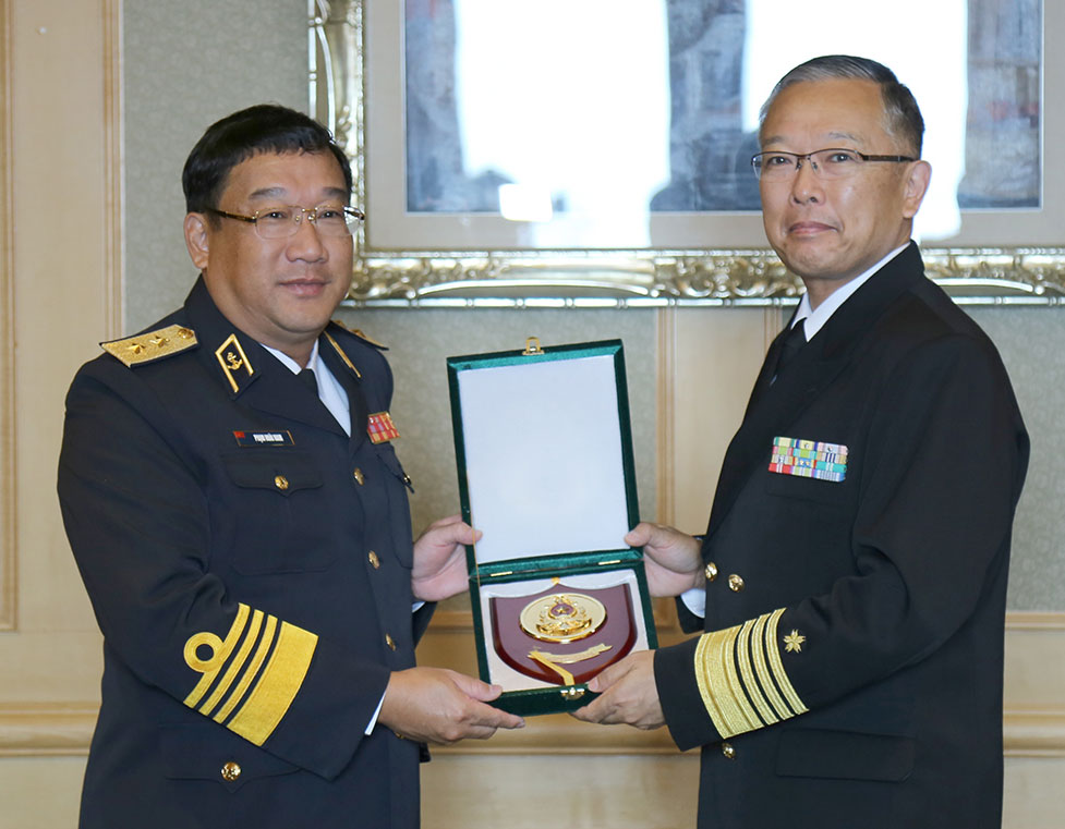 Tư lệnh Hải quân Việt Nam tặng Tư lệnh Lực lượng Phòng vệ trên biển Nhật Bản biểu trưng Hải quân Việt Nam