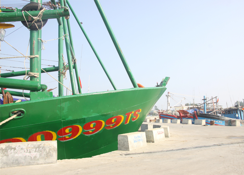 Tàu vỏ thép xuất hiện càng khiến cảng cá Cửa Việt trở nên nhỏ bé ẢNH: NGUYỄN PHÚC