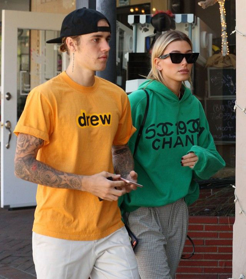 Sau cuộc tranh cãi, Justin Bieber và Hailey Baldwin đã làm hòa, cặp đôi vui vẻ xuất hiện cùng nhau hôm 24.10. Thậm chí, nam ca sĩ 24 tuổi còn gây bất ngờ với vẻ ngoài bảnh bao và gọn gàng thay vì diện mạo luộm thuộm và xơ ác như mọi khi (Ảnh: Splash News
