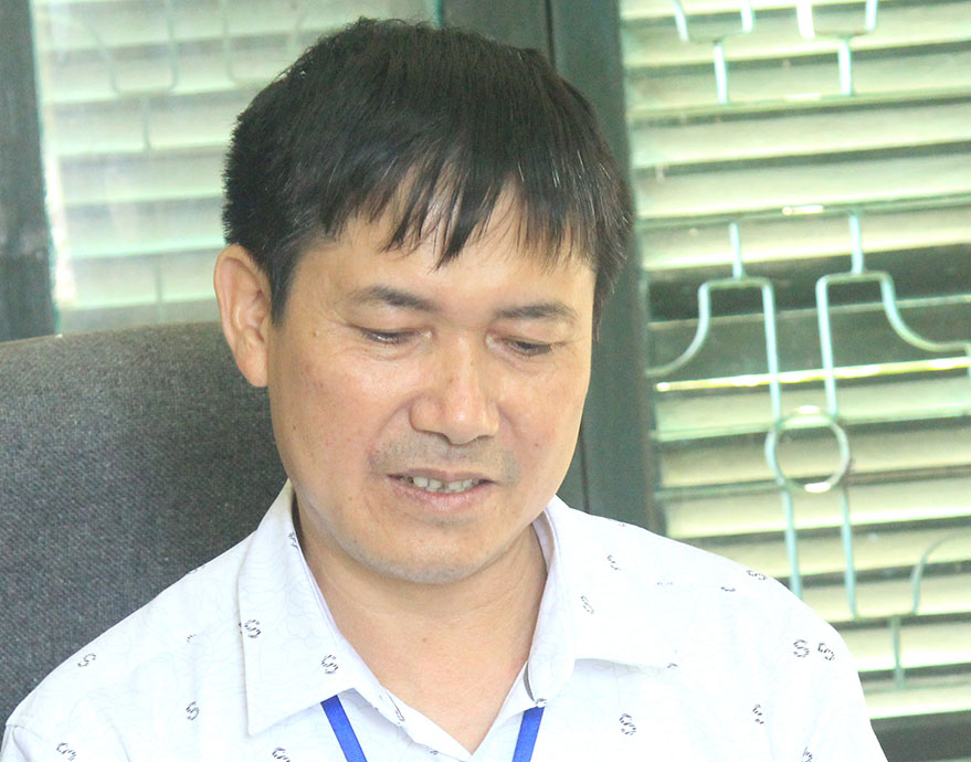 Ông Dương Văn Nhuận, Chủ tịch UBND xã Minh Trí trao đổi với PV Thanh Niên 