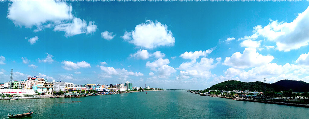 Một góc TP.Hà Tiên nhìn từ kênh Rạch Giá - Hà Tiên (Ảnh Giang Thành