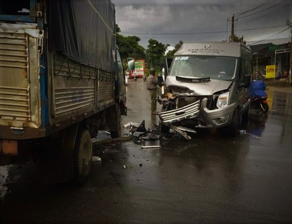 Hiện trường vụ tai nạn giữa xe khách và xe tải trên QL 20 (đoạn qua TP.Bảo Lộc