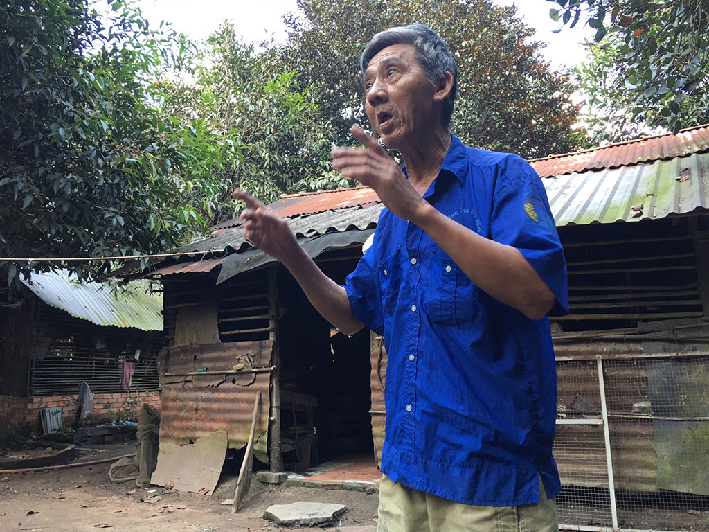 Cuộc sống gia đình ông Bùi Văn Bình bị ảnh hưởng nghiêm trọng do nhà cửa xuống cấp không xây dựng được