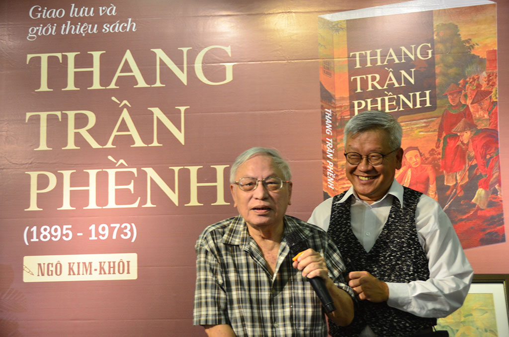 Ngô Kim Khôi (phải) và ông Phạm Đỗ Minh, con rể họa sĩ Thang Trần Phềnh Ảnh: Nguyễn Đình