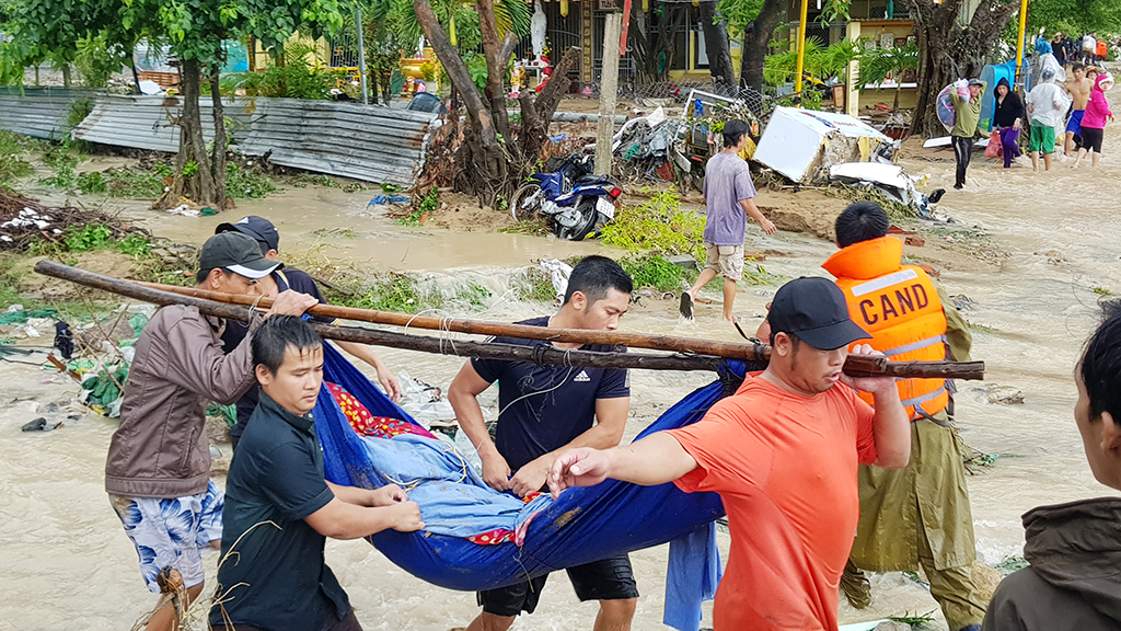 Đưa người bị nạn trong vụ sạt lở ở thôn Thành Phát (xã Phước Đồng, TP.Nha Trang) đi cấp cứu