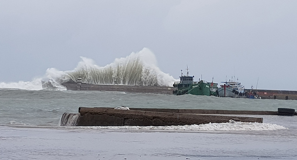 Sóng lớn ở đảo Phú Quý, Bình Thuận Ảnh: Phú Quý