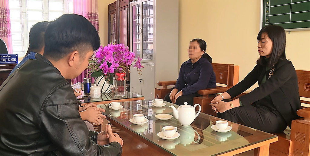 Giáo viên Nguyễn Thị Phương Thủy (thứ hai từ phải qua) phạt học sinh bằng cách cho học sinh trong lớp tát bạn 230 cái ẢNH: HUỆ MINH