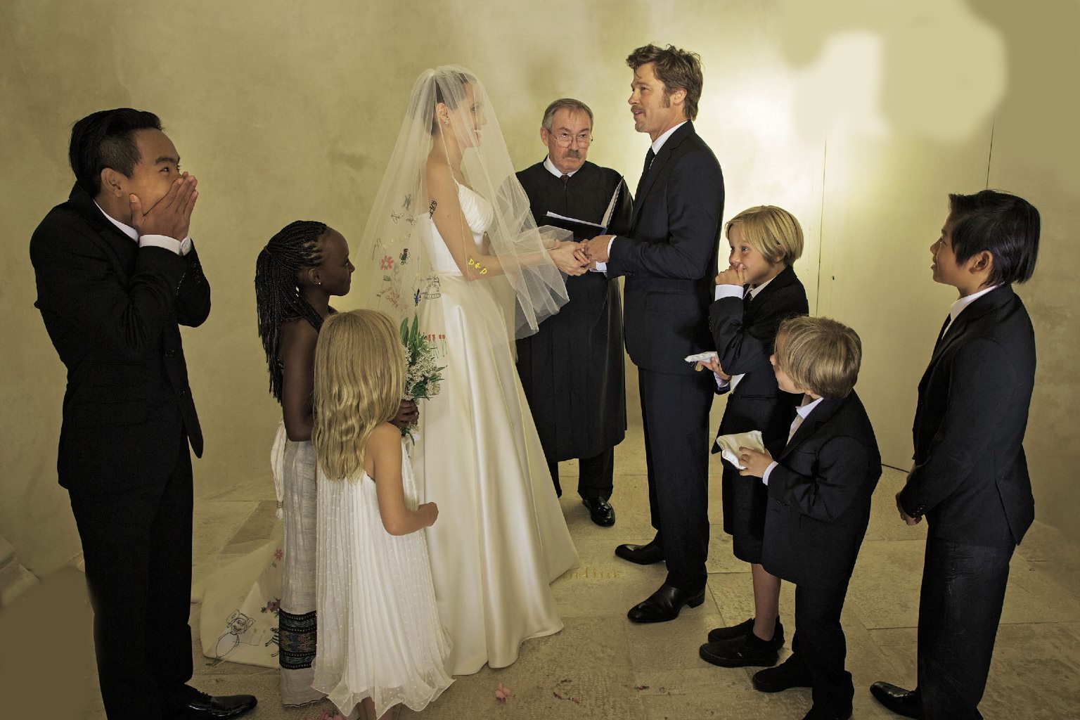 Ông John Ouderkirk (giữa)từng cử hành hôn lễ cho cặp minh tinh - tài tử đình đám Hollywood (Ảnh: People)