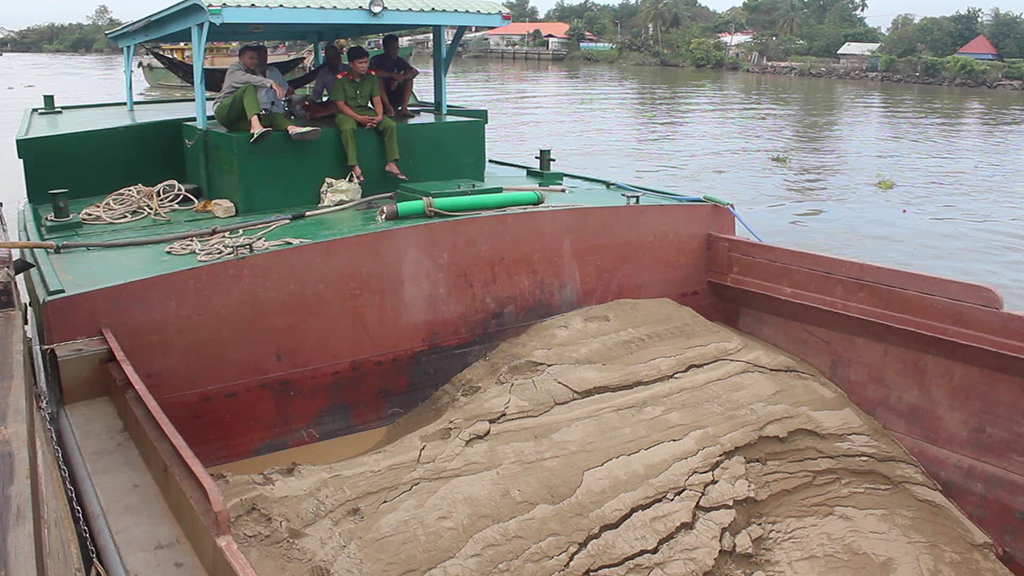 Chiếc thuyền hút cát lậu bị Công an TP.Biên Hòa bắt giữ rạng sáng 14.12 Ảnh: Lê Lâm