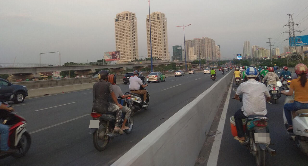 Xe máy lưu thông vào làn đường dành cho ô tô (đoạn trên cầu Sài Gòn) vào chiều 18.12