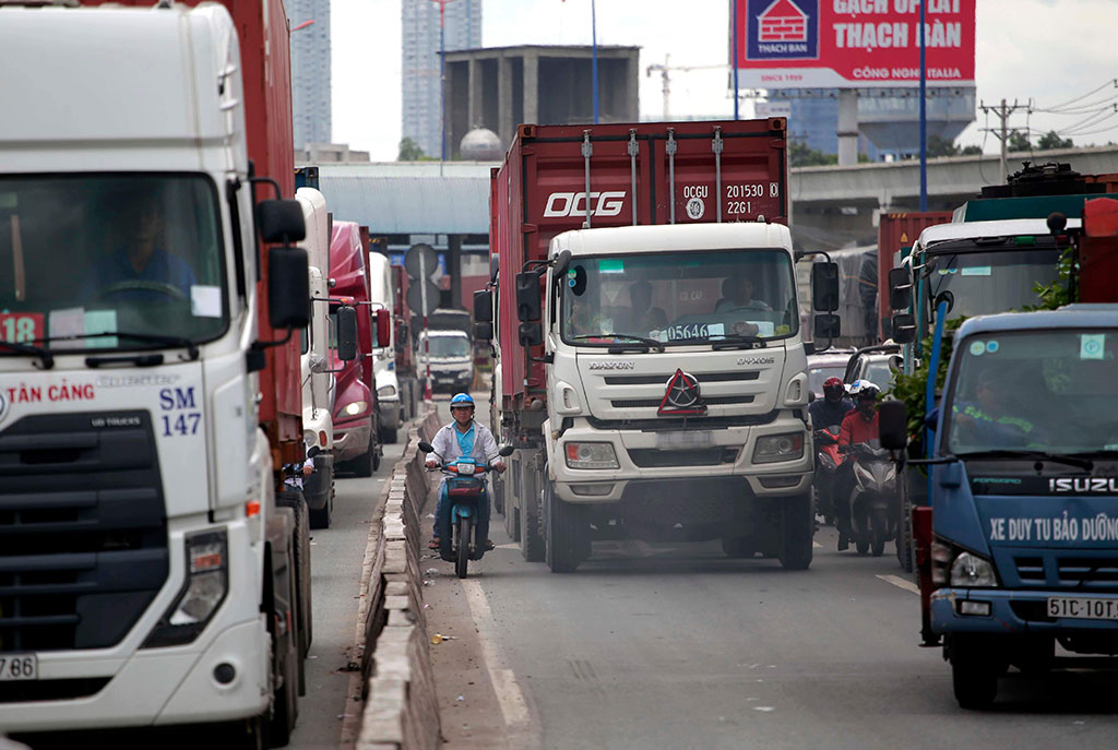 Xe container lưu thông với mật độ dày đặc trên xa lộ Hà Nội (đoạn qua địa bàn Q.9, TP.HCM) ẢNH: NGỌC DƯƠNG