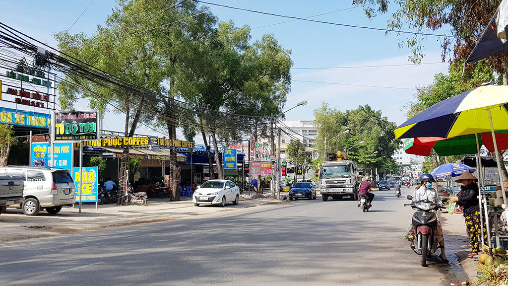Khu đất quy hoạch trung tâm thể dục thể thao dọc tuyến đường Phạm Văn Khoai mọc lên hàng loạt nhà hàng, quán nhậu, cà phê, gara...