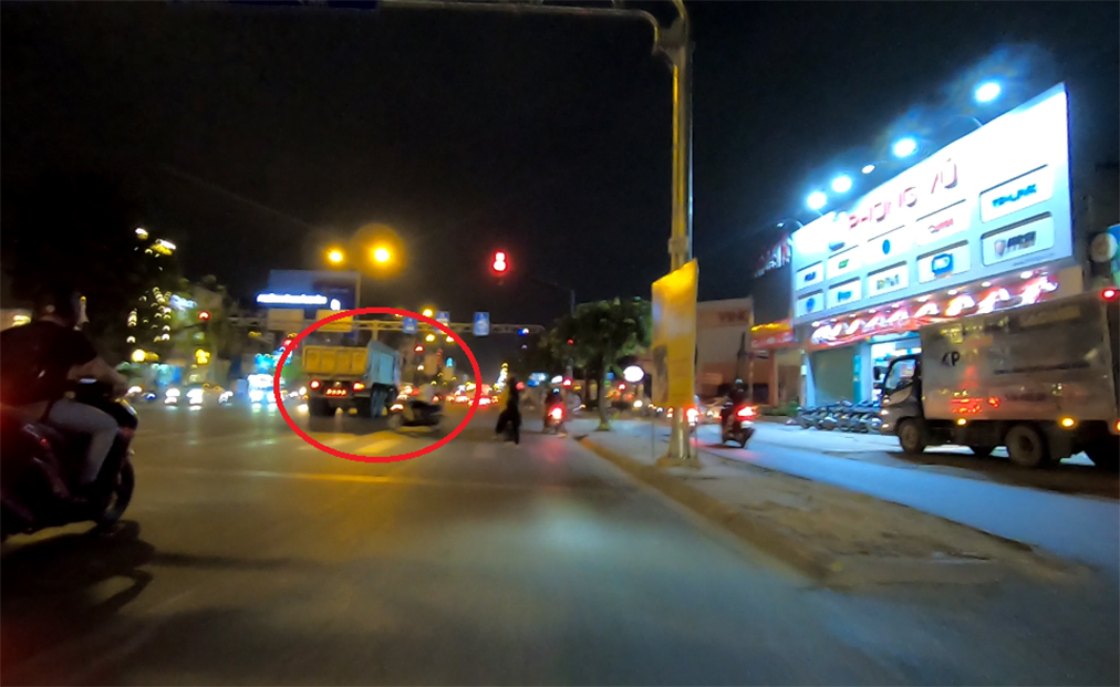 Xe ben dẫn đầu vượt đèn đỏ ở giao lộ Cộng Hòa - Út Tịch (Q.Tân Bình) suýt “nuốt” xe máy băng qua đường