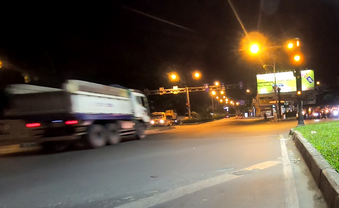 Đèn vàng ở mũi tàu đường Cộng Hòa - Trường Chinh bị vô hiệu đối với "hung thần" xe ben