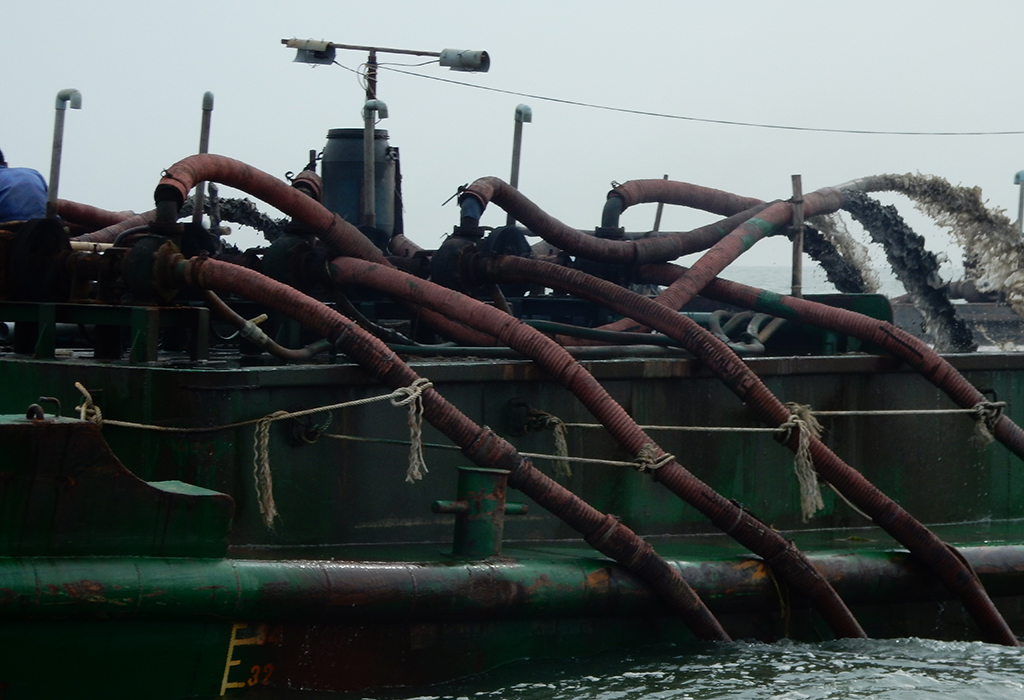 Tàu “bạch tuộc” khai thác cát trái phép trên biển Cần Giờ ảnh: Mã Phong