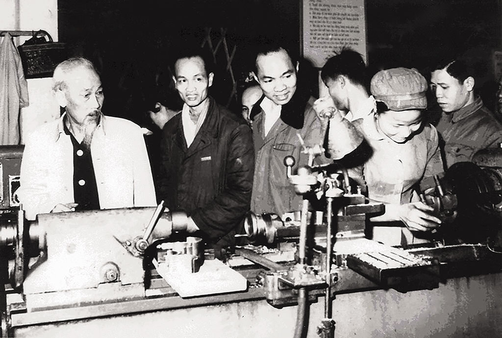 Bác Hồ thăm xưởng cơ khí Nhà máy ô tô 1.5 vào tháng 12.1963 Ảnh: T.L