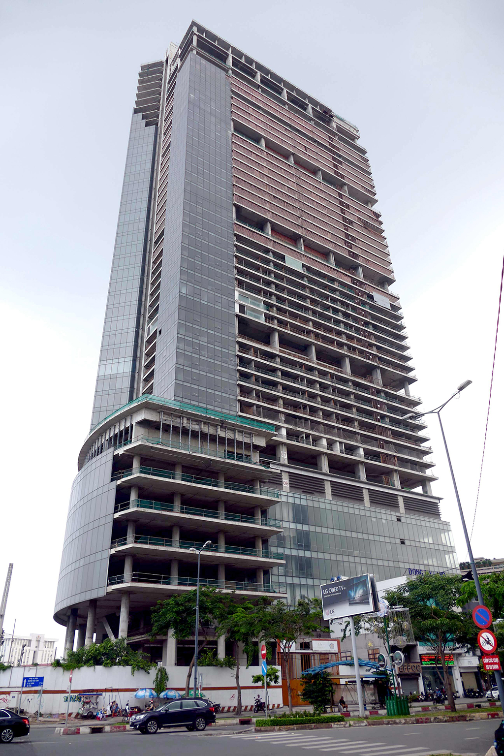 Dự án cao ốc Sài Gòn M&C (Saigon One Tower, số 34 Tôn Đức Thắng, Q.1, TP.HCM) đến nay vẫn chưa hoàn thiện Ảnh: Đào Ngọc Thạch