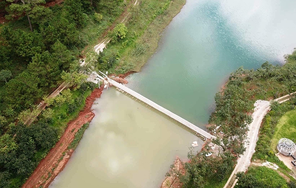 Kè xây dựng “chui” chắn ngang một nhánh hồ Tuyền Lâm của Công ty CP đầu tư Lan Anh khi hoàn thành (nay đã đập bỏ phần trên mặt nước, còn phần dưới mặt nước chưa đập bỏ) Ảnh: Gia Bình