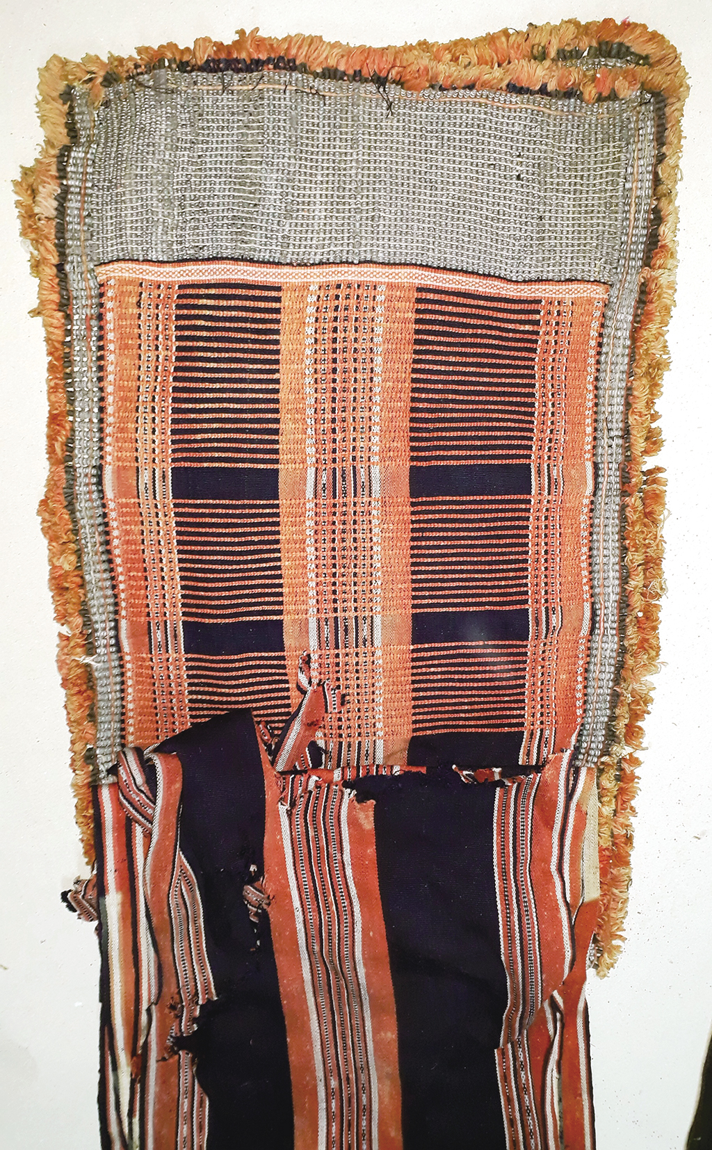 Tấm thổ cẩm độc đáo của người Cơ Tu được dệt nên từ vải và hạt chì