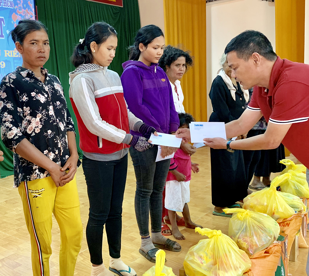 Nhà báo Nguyễn Đức Tú - Trưởng ban Công tác bạn đọc Báo Thanh Niên trao quà trong chương trình Cây mùa xuân ẢNH: BÙI CHIẾN