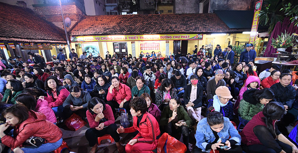 Ngoài sân chính chùa Phúc Khánh, người dân ngồi chật kín chờ dâng sao giải hạn ảnh: Tuấn Mack Ảnh: Trinh Nguyễn