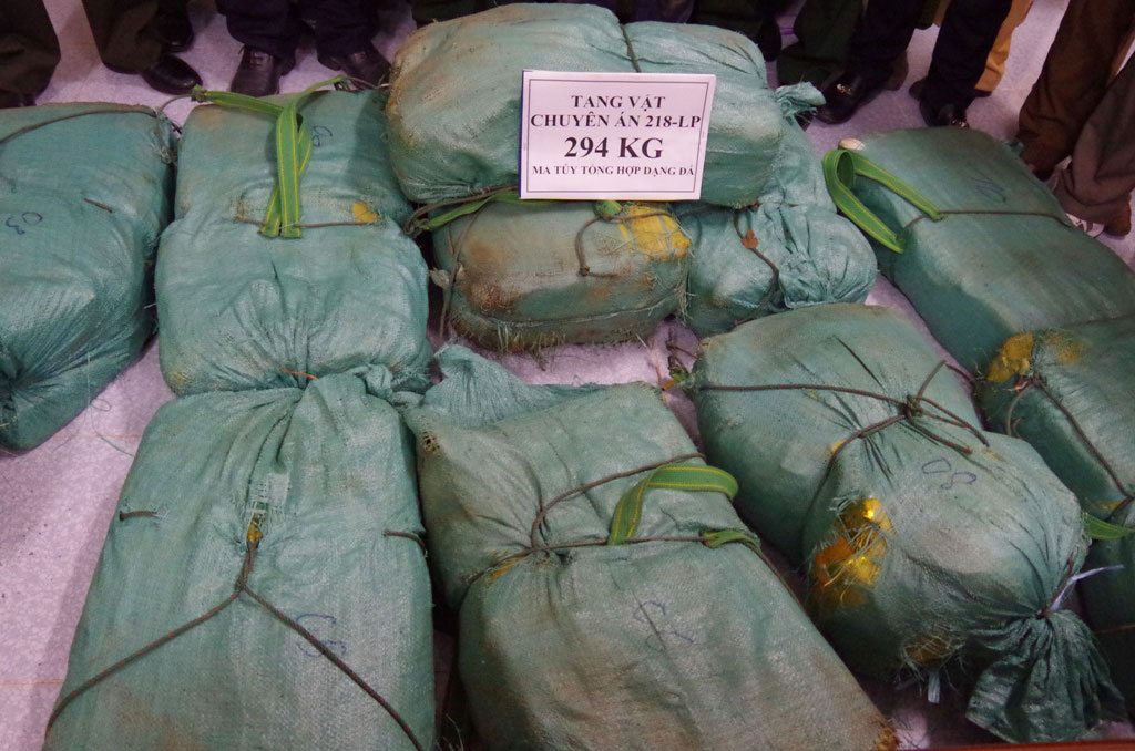 12 bao tải chứa gần 300 kg ma túy đá bị thu giữ 