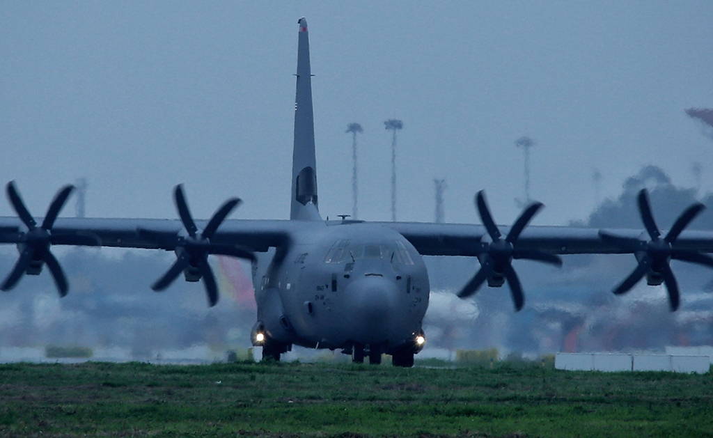 C-130 hạ cánh tại sân bay Nội Bài ngày 22.2 ẢNH: NGỌC DƯƠNG