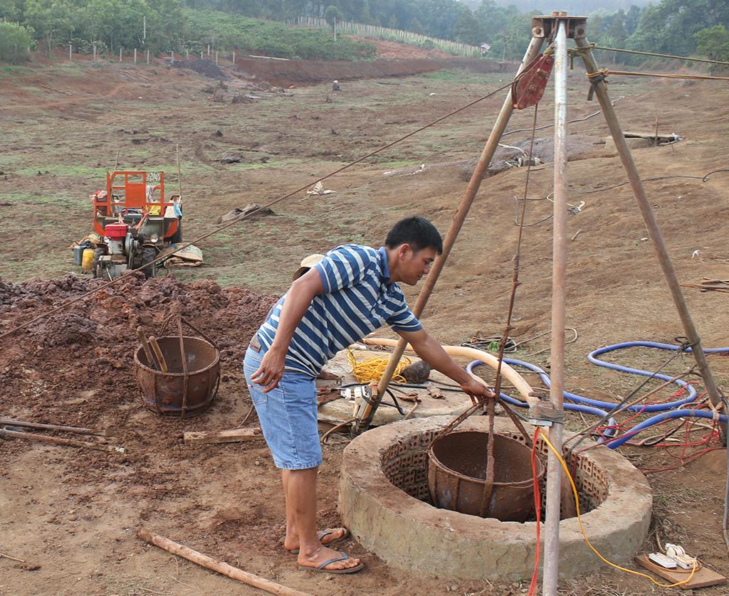 Nông dân xã Cư Né, H.Krông Búk (Đắk Lắk) nạo vét giếng tìm nước tưới cà phê ẢNH: TRUNG CHUYÊN
