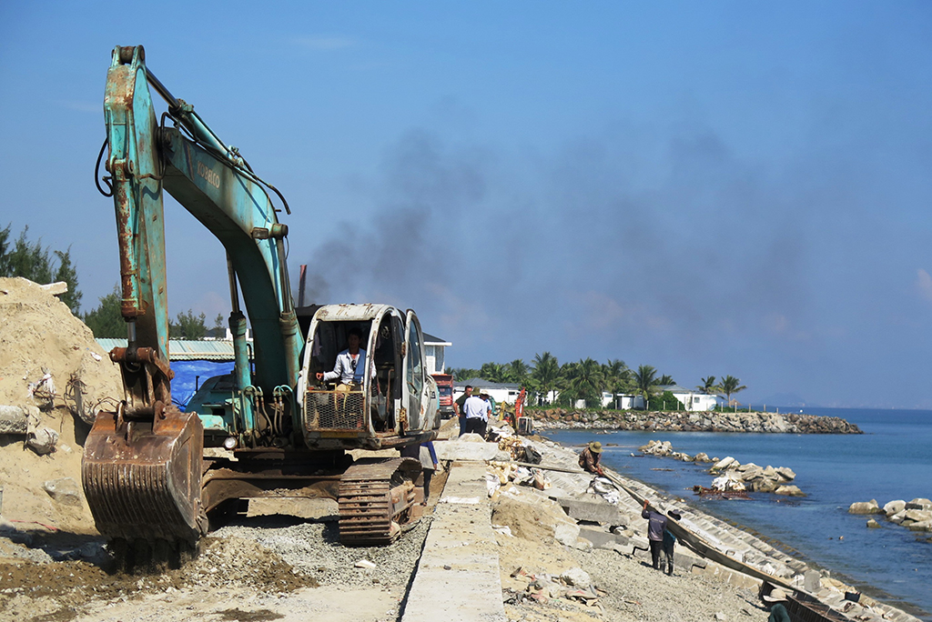 Sạt lở ở bờ biển phía bắc Cửa Đại ẢNH: HỮU TRÀ