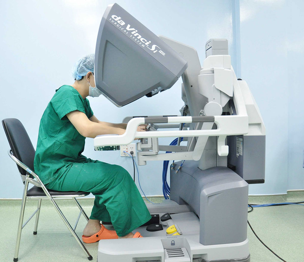 Phẫu thuật bằng robot tại Bệnh viện Bình Dân ẢNH: DUY TÍNH