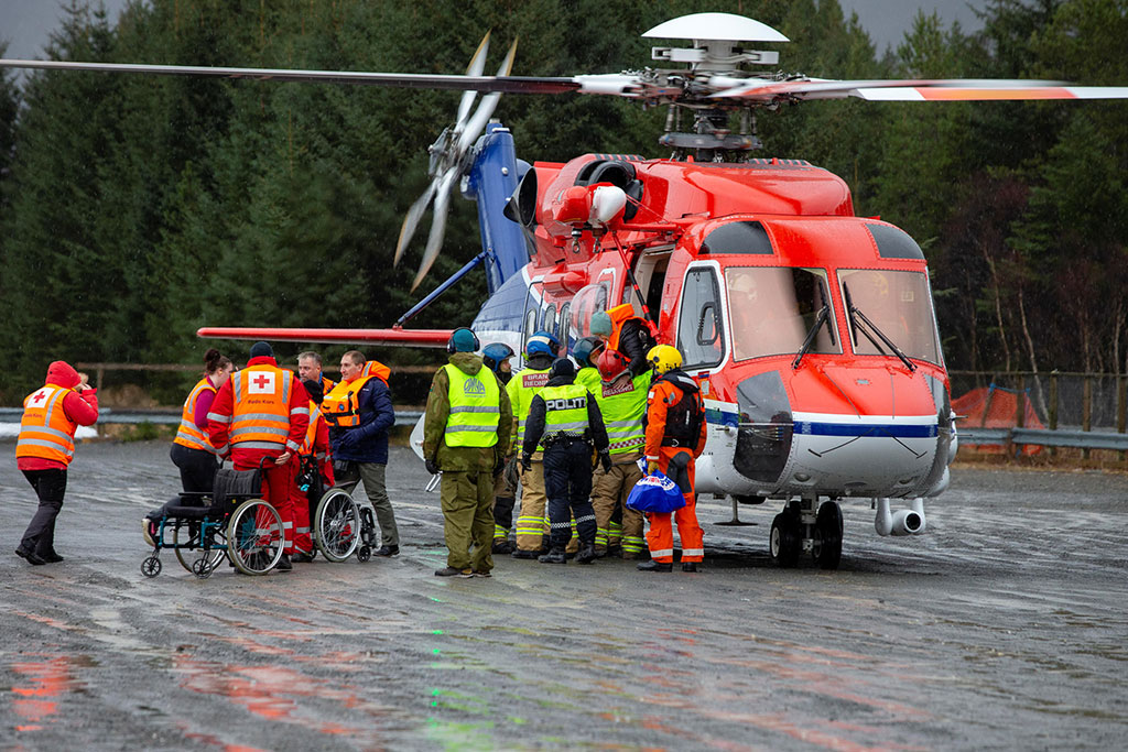 Những du khách được đưa vào bờ bằng trực thăng Ảnh: Reuters