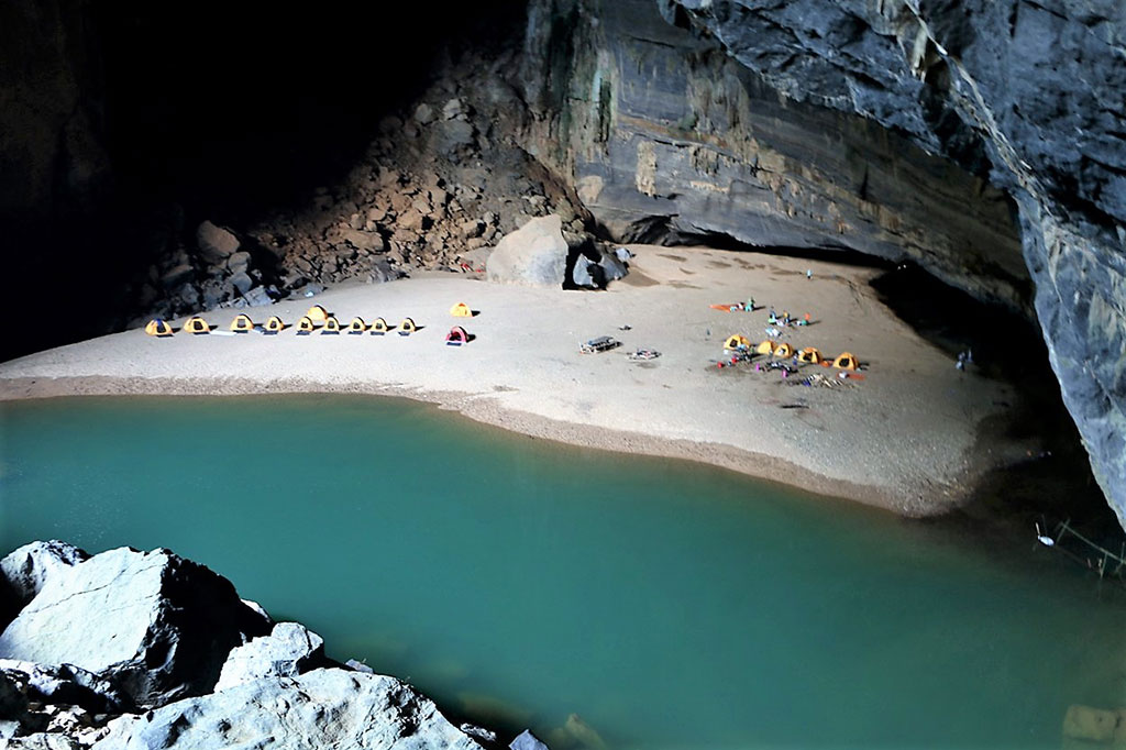 Bên trong hang Én có dòng sông ngầm ẢNH: T.Q.NAM