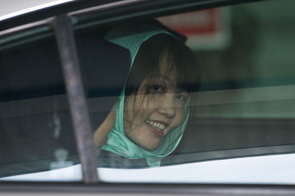 Đoàn Thị Hương trên xe rời khỏi tòa ngày 1.4 Ảnh: AFP 