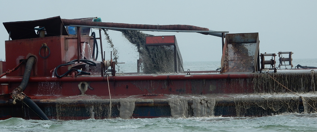Những tàu hút ngàn tấn khai thác cát lậu trên biển Cần Giờ. Hình ảnh PV Thanh Niên ghi lại trong nhiều lần điều tra “cát tặc” thời gian qua Ảnh: Công Nguyên