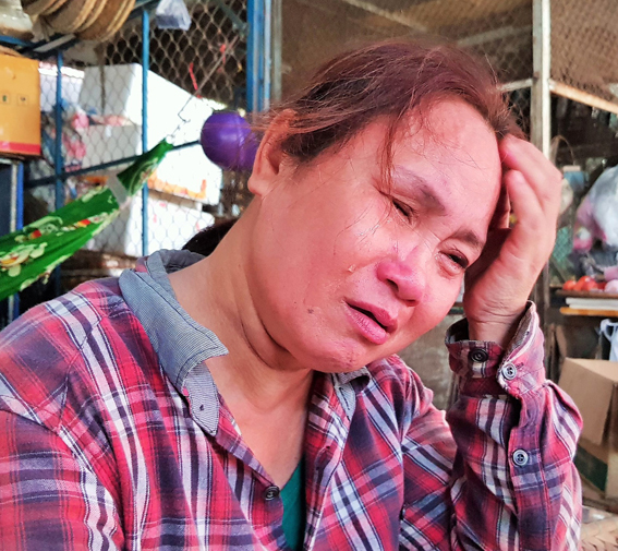 Lỗi lầm của con trẻ nhưng người lớn rơi nước mắt. Trong ảnh là bà mẹ của Lê Văn Hoài, hung thủ vụ án mạng “nhắc vượt đèn đỏ” ẢNH: NGUYỄN PHÚC