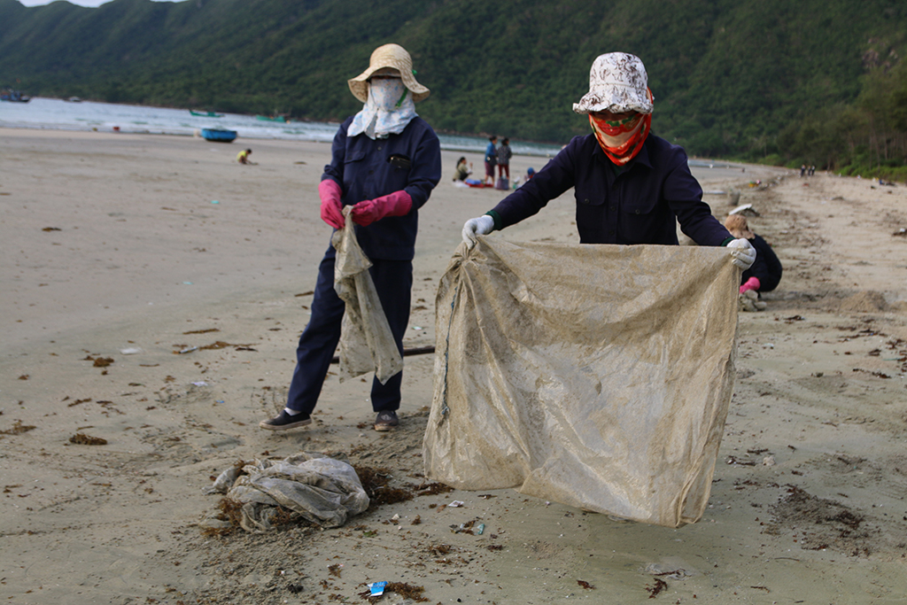 Công nhân thu gom rác ở bãi biển Côn Đảo Ảnh: Nguyễn Long
