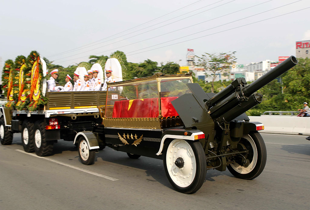 Đoàn xe đưa linh cữu nguyên Chủ tịch nước, đại tướng Lê Đức Anh về Nghĩa trang TP.HCM Ảnh: Khả Hòa