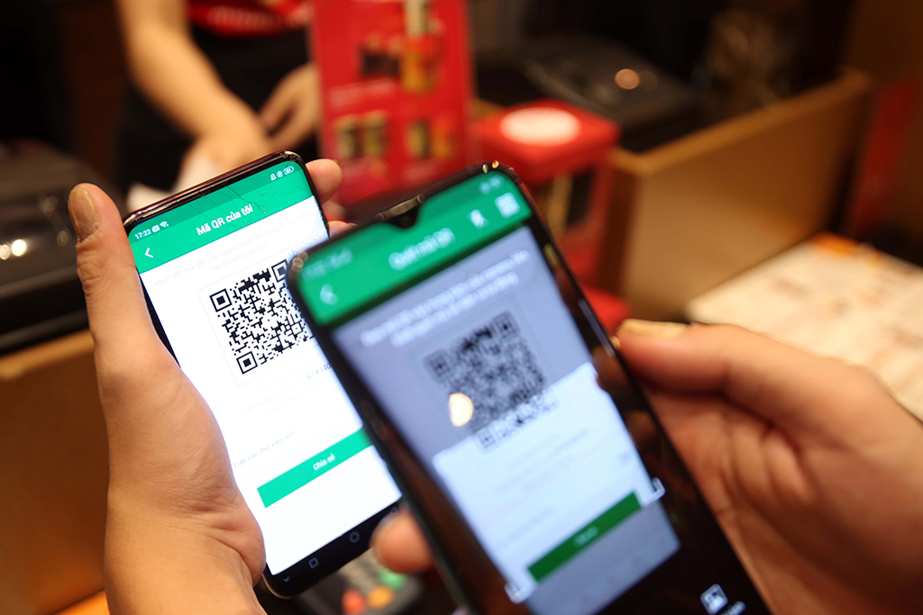 Smartphone đóng vai trò quan trọng trong việc thanh toán không dùng tiền mặt Ảnh: N.Dương