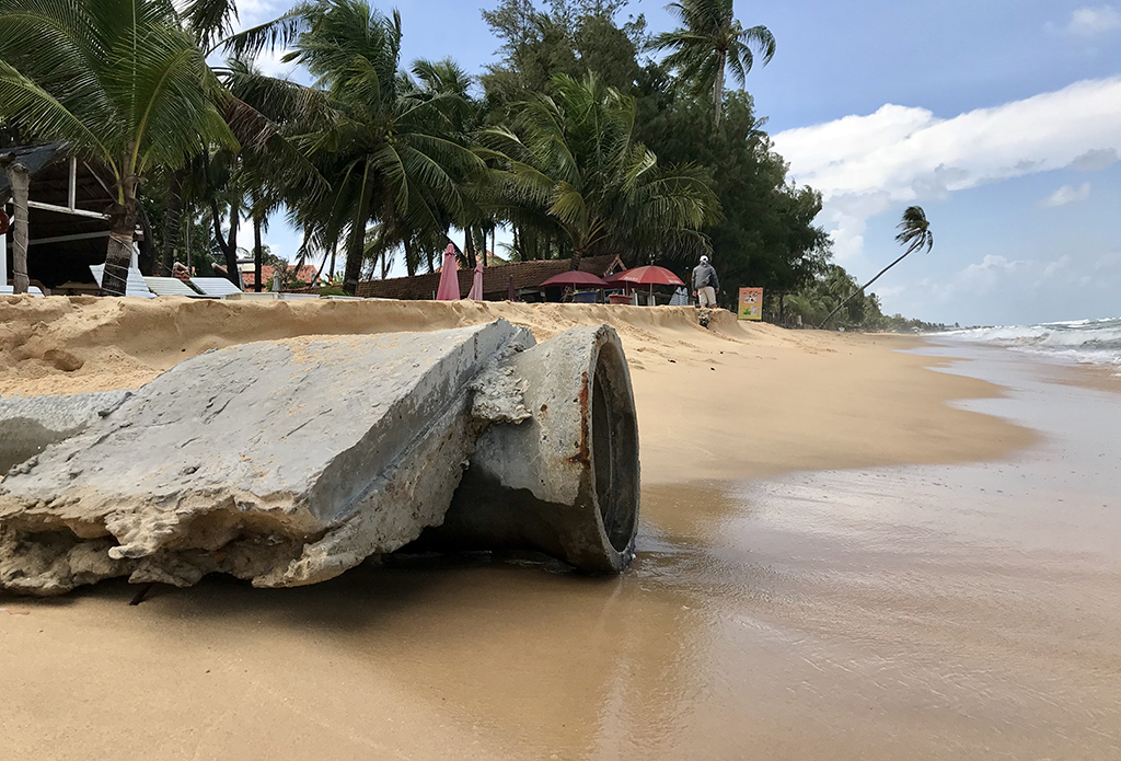 Cống xả thải chảy thẳng ra biển ở bãi biển Bà Kèo, TT.Dương Đông