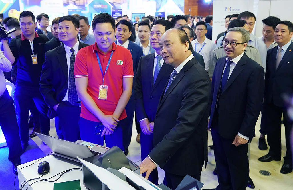 Thủ tướng tham quan các sản phẩm công nghệ trưng bày tại Diễn đàn phát triển doanh nghiệp công nghệ Việt Ảnh: Tuấn Mark 